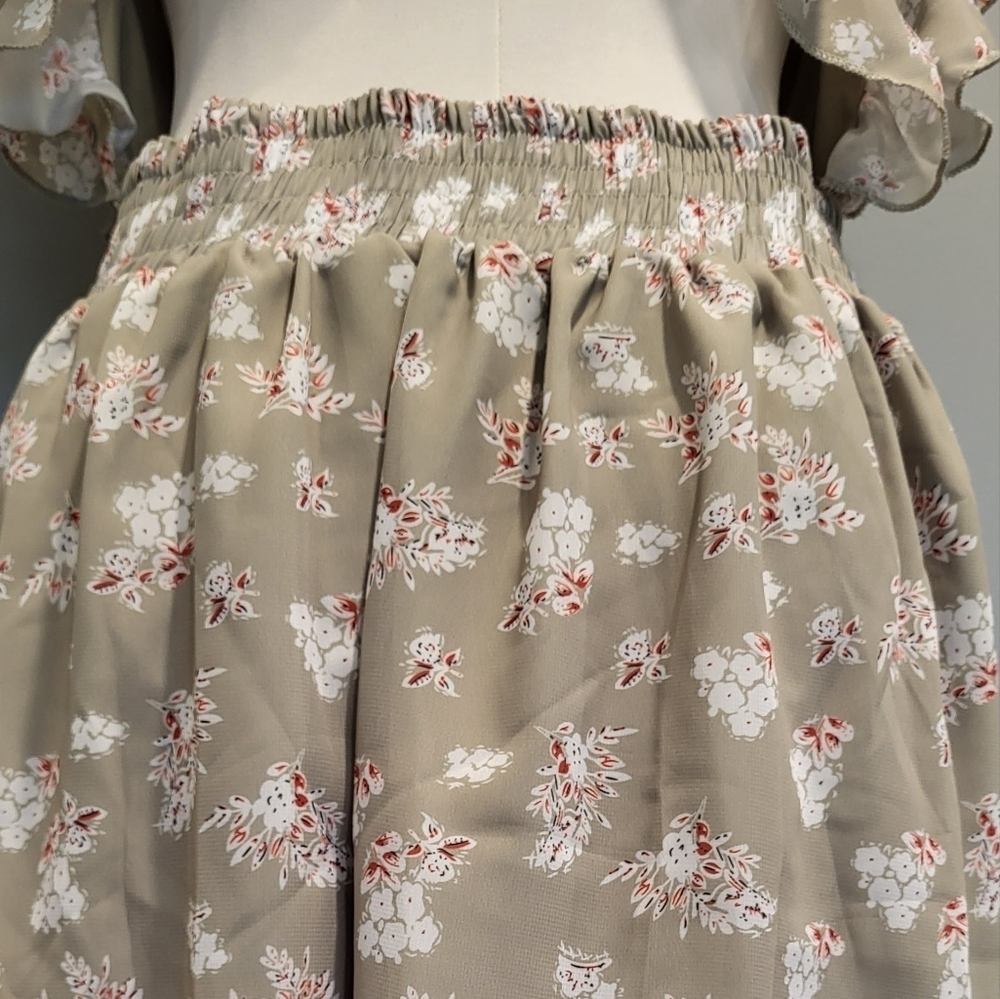 Flirty floral dress with sexy cut-out back - Picture 7 of 9